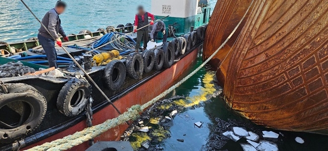 방제작업 중인 모습.(사진제공=부산해양경찰서)