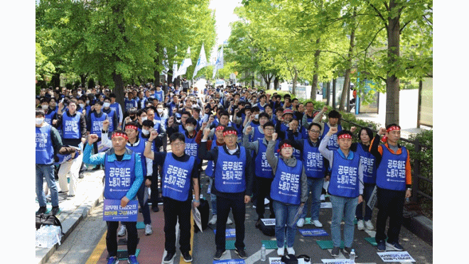 결의대회에 참석한 석현정 위원장을 비롯한 공노총 조합원들이 정부와 국회, 경사노위를 규탄하는 구호를 외치고 있다./석현정 공노총 위원장이 결의대회에서 여는 발언을 하고 있다./결의대회를 마친 공노총 조합원들이 국회 에워싸기 퍼포먼스를 진행하고 있다./공노총 조합원들이 국민의힘 당사 앞에서 연좌 시위를 진행하고 있다./공노총 조합원들이 더불어민주당 당사 앞에서 연좌 시위를 진행하고 있다.(제공=공노총)