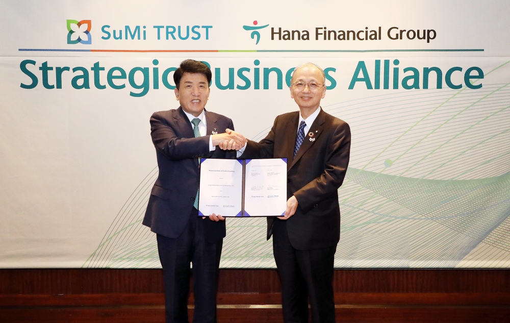 하나금융그룹은 일본 미쓰이스미토모 신탁그룹(스미트러스트)과 지난 3일 서울 강남구 소재 그랜드 인터콘티넨탈 서울 파르나스 호텔에서 글로벌 금융사업 협력관계 강화를 위한 업무협약을 체결했다. 협약식에 참석한 함영주 하나금융그룹 회장(사진 왼쪽)이 다카쿠라 토오루 스미트러스트 사장(사진 오른쪽)과 협약서를 들고 기념촬영을 하고 있다. 사진=하나금융그룹