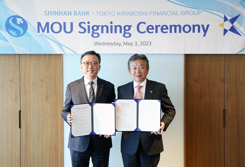 지난 3일 인천 연수구 소재 오크우드프리미어 인천에서 진행된 신한은행, 도쿄 키라보시 금융그룹 업무협약식에서 신한은행 정상혁 은행장(왼쪽)과 키라보시 금융그룹 와타나베 히사노부 대표(사장) 겸 은행장이 협약식 이후 기념촬영하는 모습. 사진=신한은행