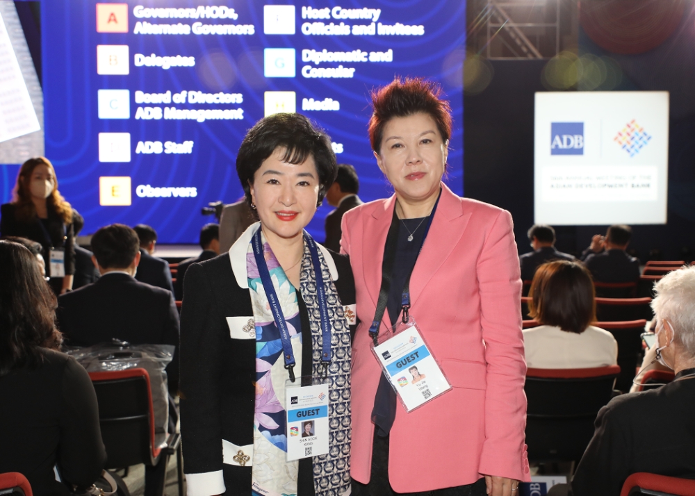 Sh수협은행 강신숙 은행장이 지난 3일, 인천 송도에서 열린 아시아개발은행(ADB) 연차총회에 참석해 60여개 ADB 회원국 기관 관계자들과 만나 ‘포스트 코로나 이후 글로벌 금융 협력방안’을 모색하고 아시아-태평양 지역 금융기관과의 네트워크를 확대하는 교류의 시간을 가졌다. 사진은 총회에 참석한 강신숙 은행장(왼쪽)과 중국건설은행 왕옥결 대표가 기념촬영을 하는 모습. 사진=Sh수협은행