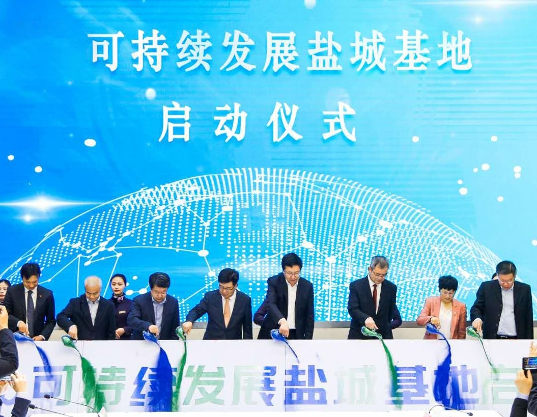 이대혁 SK에코플랜트 글로벌에코BU 대표(오른쪽 세번째), 테런스 응(Terrence Ng) 테스 회장(오른쪽 첫번째), 탄 빙(Tan Bing) 지사이클 회장(왼쪽 두번째) 등 참석자들이 기념촬영을 하고 있는 모습.(사진=SK에코플랜트)