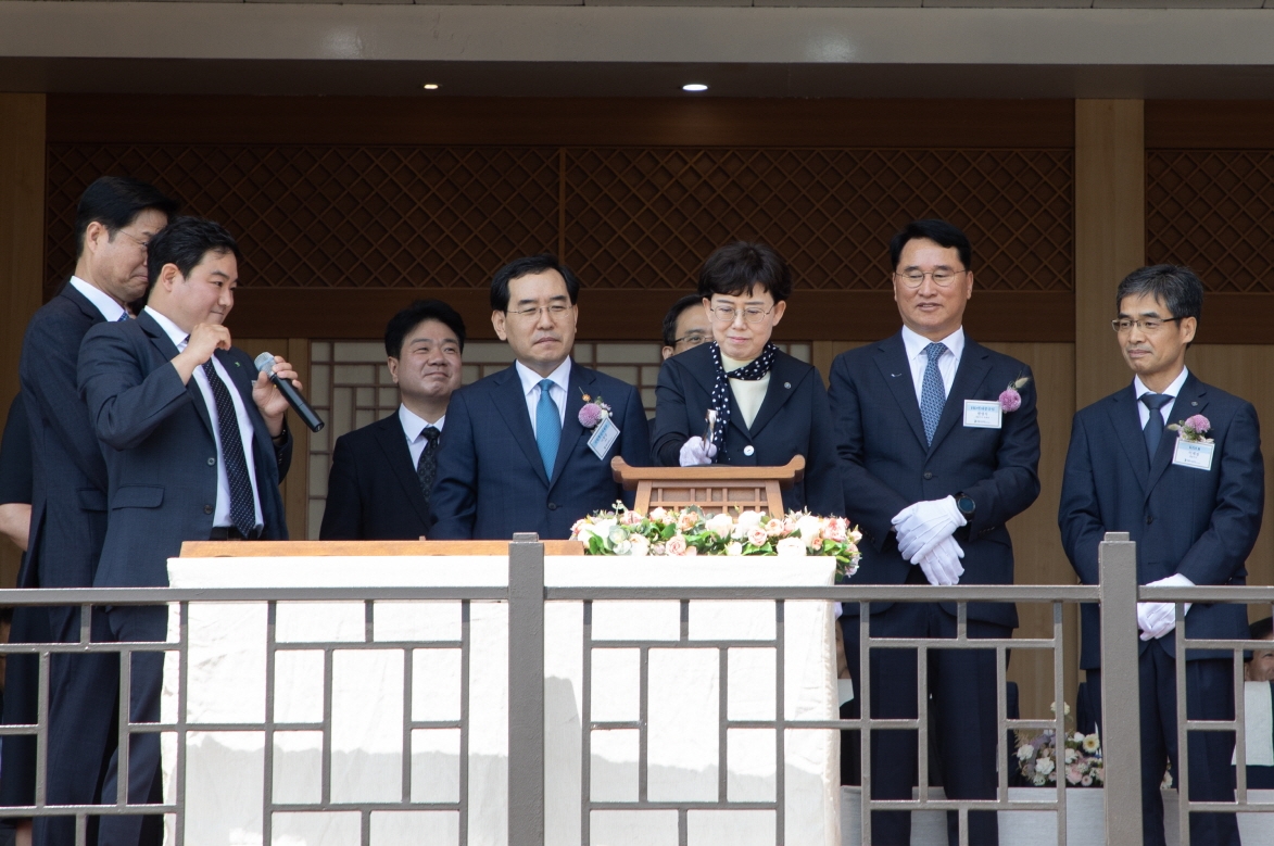 한국가스공사는 10일, 현대중공업 울산조선소에서 LNG 벙커링 전용선 ‘BLUE WHALE’에 대한 명명식을 개최했다. 오른쪽 세번째 최연혜 가스공사 사장. (사진=한국가스공사)