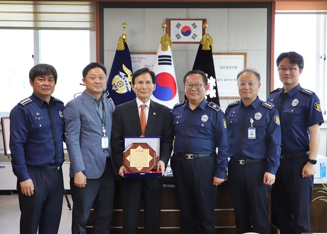 교정대상 공로상을 수상한 김성만 교정위원(사진왼쪽 세번째)을 축하하고 기념촬영.(사진제공=부산교도소)