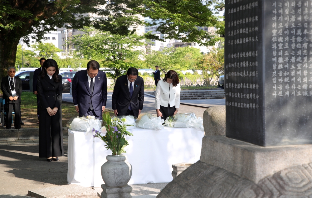 G7 정상회의 참관국 자격으로 일본을 방문 중인 윤석열 대통령과 부인 김건희 여사, 기시다 후미오 일본 총리와 부인 기시다 유코 여사가 21일 히로시마 평화기념공원 내 한국인원폭희생자위령비를 공동 참배하고 있다. 사진=연합뉴스
