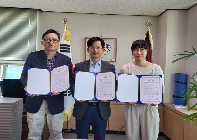 (사진왼쪽부터) 울산남구중독관리통합지원센터장 이준엽, 울산보호관찰소장 김기환, 울산중구중독관리통합지원센터장 이수.(사진제공=울산준법지원센터)