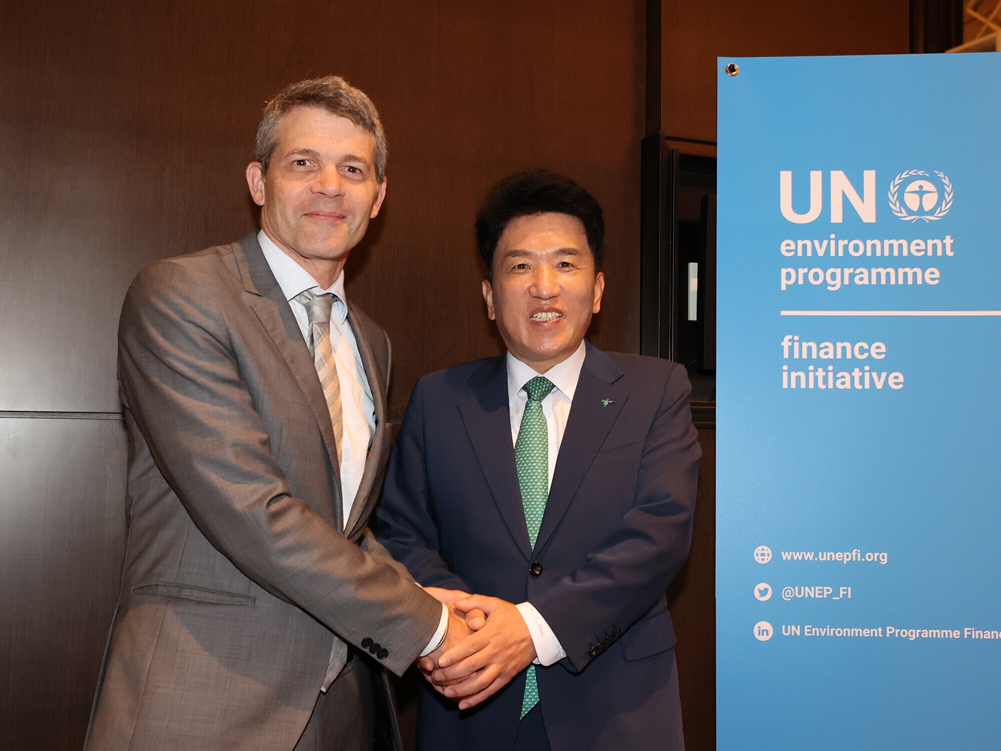 함영주 하나금융그룹 회장(사진 오른쪽)이 에릭 어셔(Eric Usher) UNEP FI 대표(사진 왼쪽)와 악수를 나누며 인사를 하고 있다. 사진=하나금융그룹