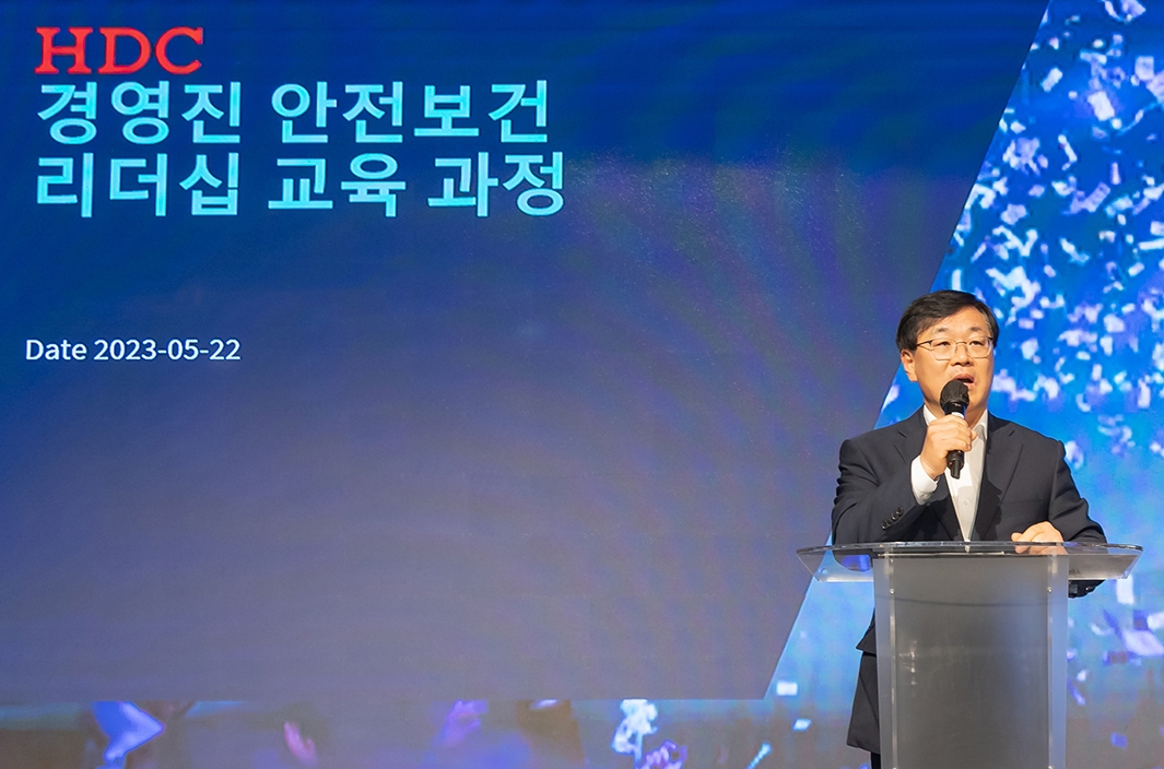 김회언 HDC현대산업개발 대표이사가 지난 22일 경영진과 본사 팀장급 임직원 60여 명을 대상으로 안전보건 리더십 교육에서 발언을 하고 있다. 사진=HDC현대산업개발