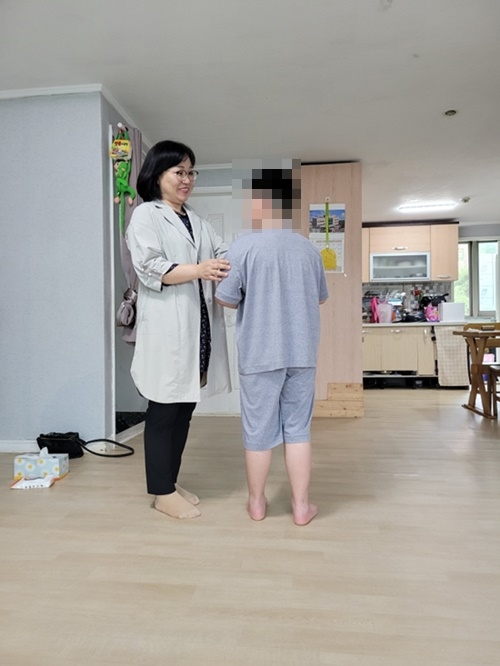 디자이너 서연희 보호관찰위원이 손수 만든 옷을 아동학대 피해아동에게 선물하고 있다.(사진제공=부산보호관찰소)