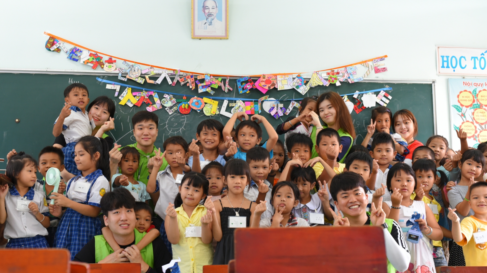LS 대학생 해외봉사단 24기 단원들이 베트남 동나이성에서 초등학생들에게 교육봉사를 하고 있다.(사진=LS그룹) 