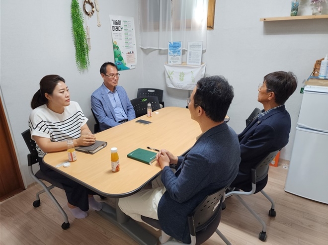 진주준법지원센터 소장(사진왼쪽 두번째)이 법무보호공단 경남서부지소장(사진우측 두번째) 등과 대상자 지원방안에 대해 논의하고 있다.(사진제공=한국법무보호복지공단경남서부지소)
