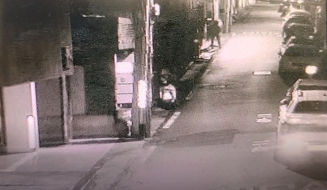 판매책이 필로폰을 은닉하는 장면.(제공=대구경찰청)