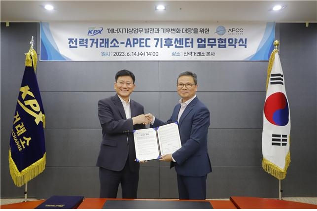 왼쪽부터 전력거래소 정동희 이사장, APEC 기후센터 신도식 원장. (사진=전력거래소)