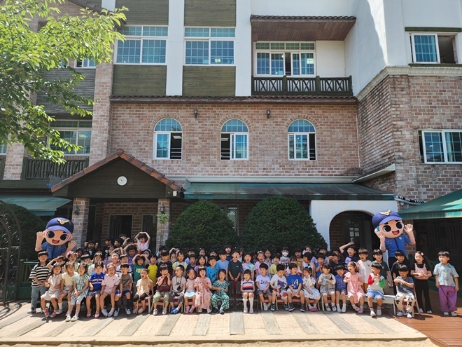 해양경찰 캐릭터 해누리, 해우리가 이화리틀캠퍼스어학원 원생들과 사진촬영을 하고 있다.(사진제공=울산해경)