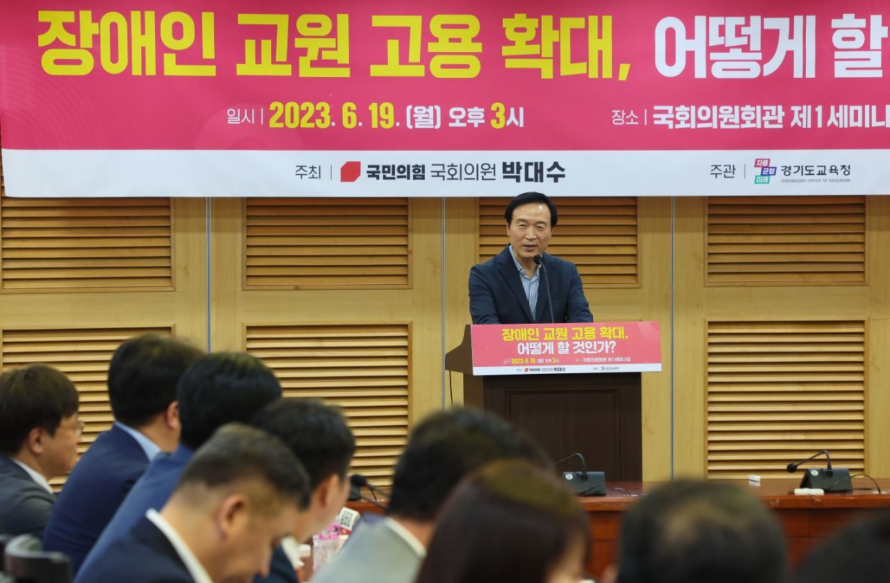 임태희 교육감이 토론회 참석인사들에게 인사말을 전하고 있다.