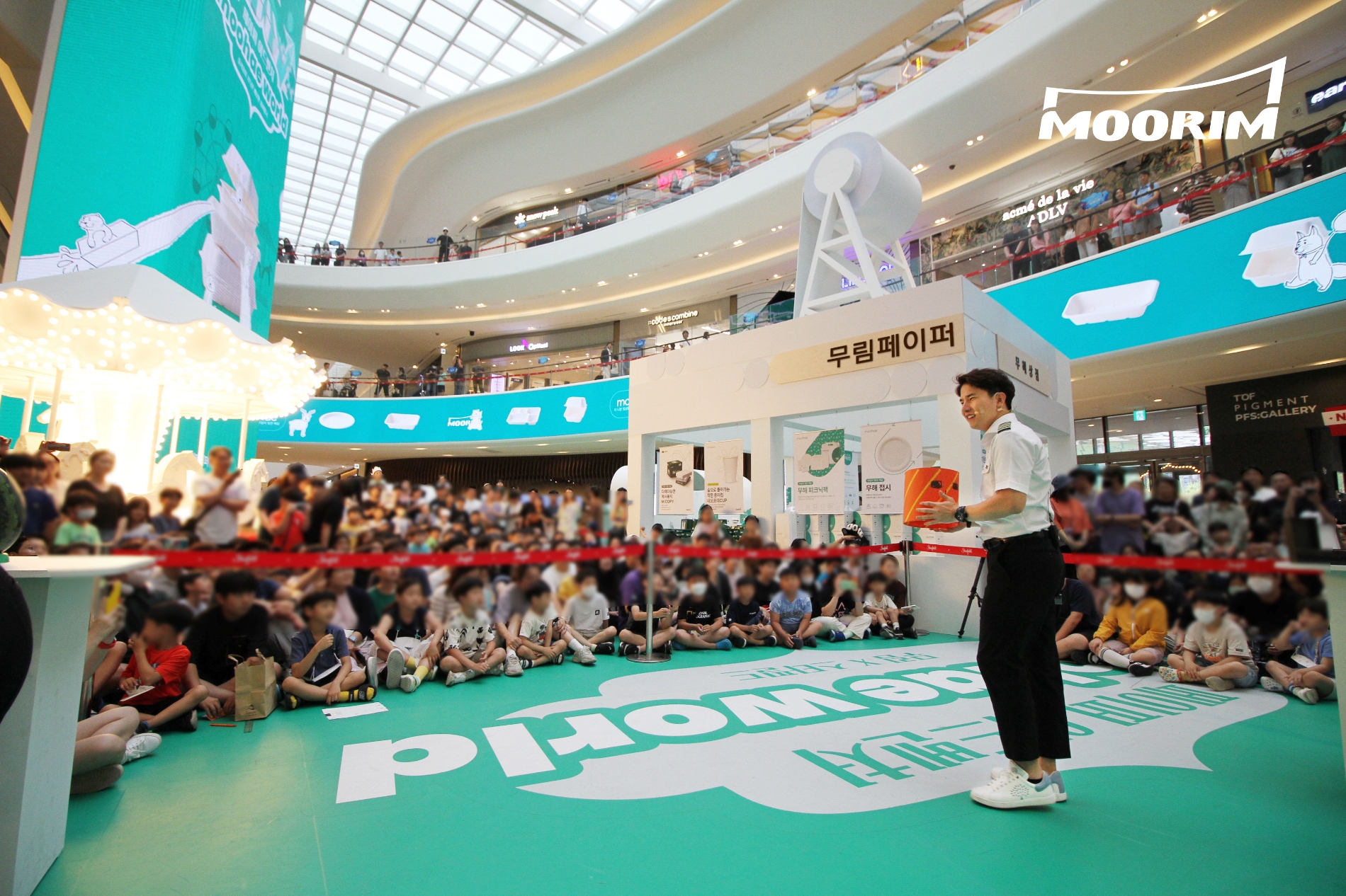 <지난 6월 10일, 스타필드 고양점에 마련된 무림페이퍼의 ‘페이퍼 어드벤처 2023 - 무해월드’에서 펼쳐진 종이비행기 국가대표 ‘위플레이’의 공연 모습, 사진제공>