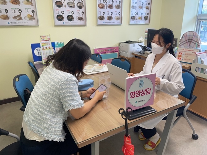 모바일 헬스케어 사업에 참여하는 주민이 기장군보건소에서 상담을 받고 있다.(사진제공=부산 기장군)