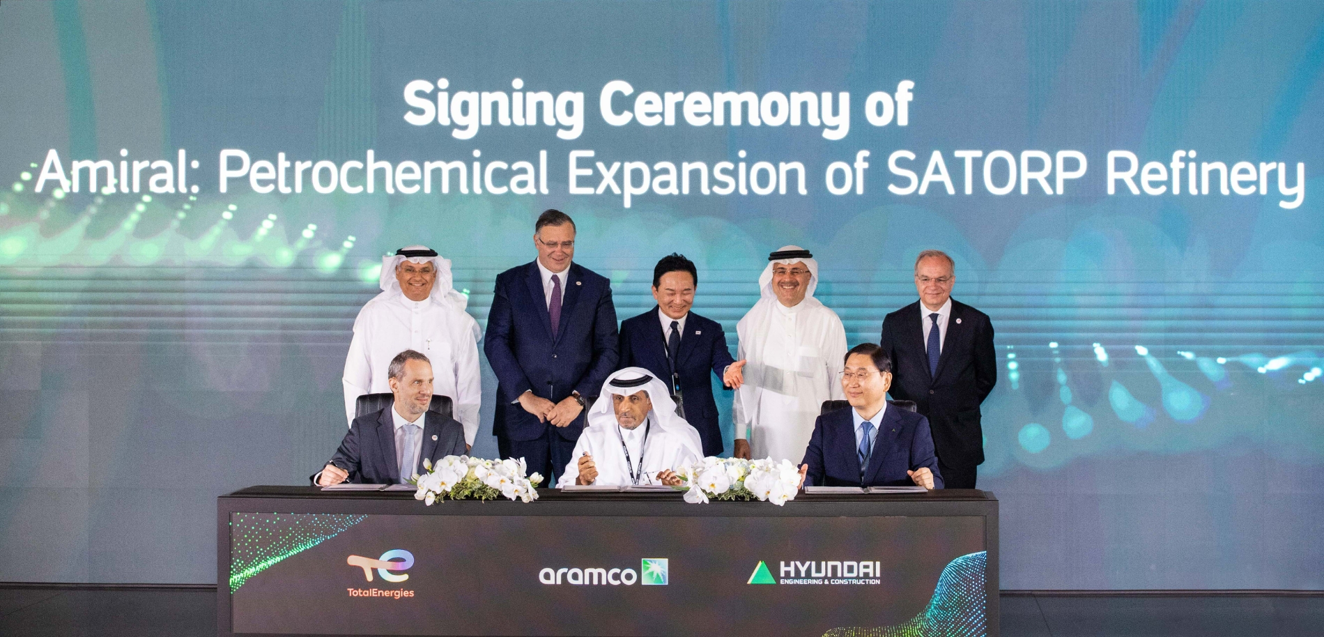 사우디 아람코 본사에서 원희룡 국토교통부 장관(윗줄 가운데)을 비롯해 윤영준 현대건설 사장, 압둘카림 알 감디(Abdulkarim Al Ghamdi) 아람코 부사장, 프랑수아 굿(François Good) 토탈에너지 부사장(아랫줄 오른쪽부터)이 참석한 가운데 아미랄 프로젝트 계약 서명식을 진행하고 있다.(사진=현대건설)