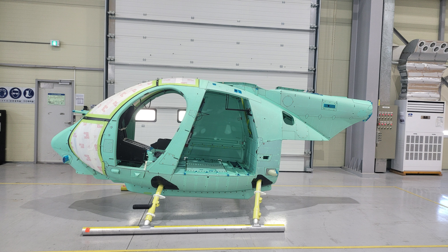 대한항공은 미국 보잉사의 방산 및 우주부문(Boeing defense, Space&Security)으로부터 수주받은 AH-6 헬기 동체 제작사업의 초도 생산분을 성공적으로 납품했다.(사진=대한항공)