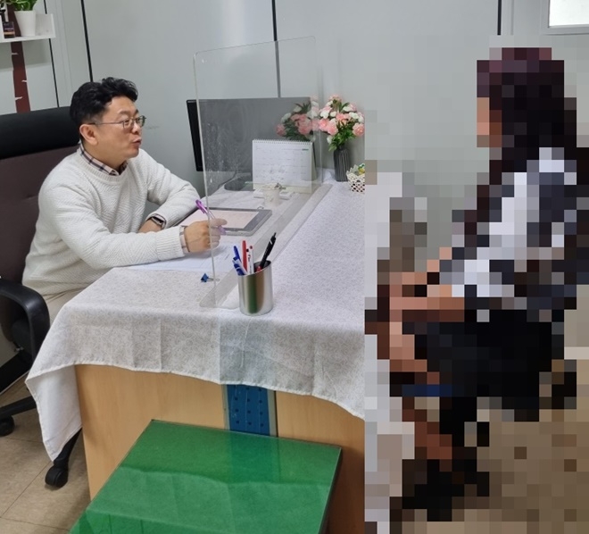 건양대학교 송원영 교수(심리상담치료학과)가 보호관찰 대상자와 심리치료 및 상담을 하고 있다.(사진제공=논산보호관찰소)