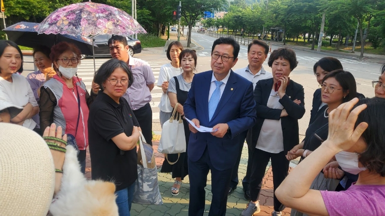 사진=김한정 의원 (남양주시 오남읍 냉동물류창고 건설 예정 현장 간담회에서 주민 의견을 청취하고 있다, 2023.6.14)