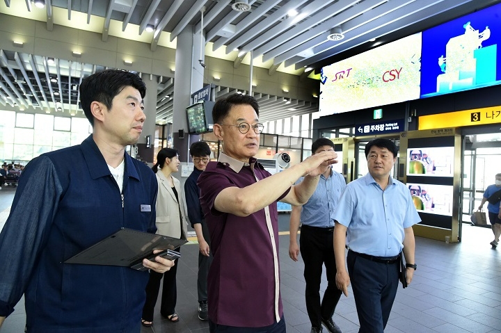 이종국 대표이사 등 경영진이 수서역과 열차 편의시설부터 안전시설까지 고객이 이용하는 모든 접점을 점검하며 서비스 재도약과 고객경험관리 총력 다하기에 나섰다.(사진=SR)