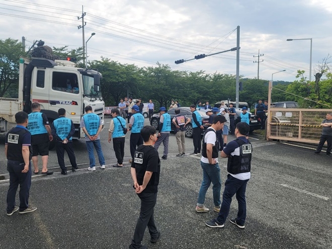 6월 28과 29일 사측의 기계설비를 반출하는 행위에 항의하고 있는 대우버스 지회.(진제공=대우버스지회)