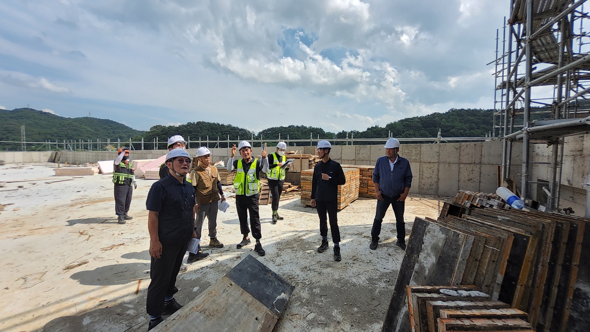 건설현장 안전관리에 ‘안전신호등’ 도입 시찰 모습. (사진=국토안전관리원)