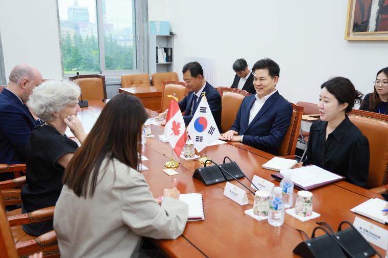 사진=국회 (김태호 외통위 위원장은 11일 국회에서 타마라 모휘니 주한 캐나다 대사와 면담하고 있다. 2023.7.11)