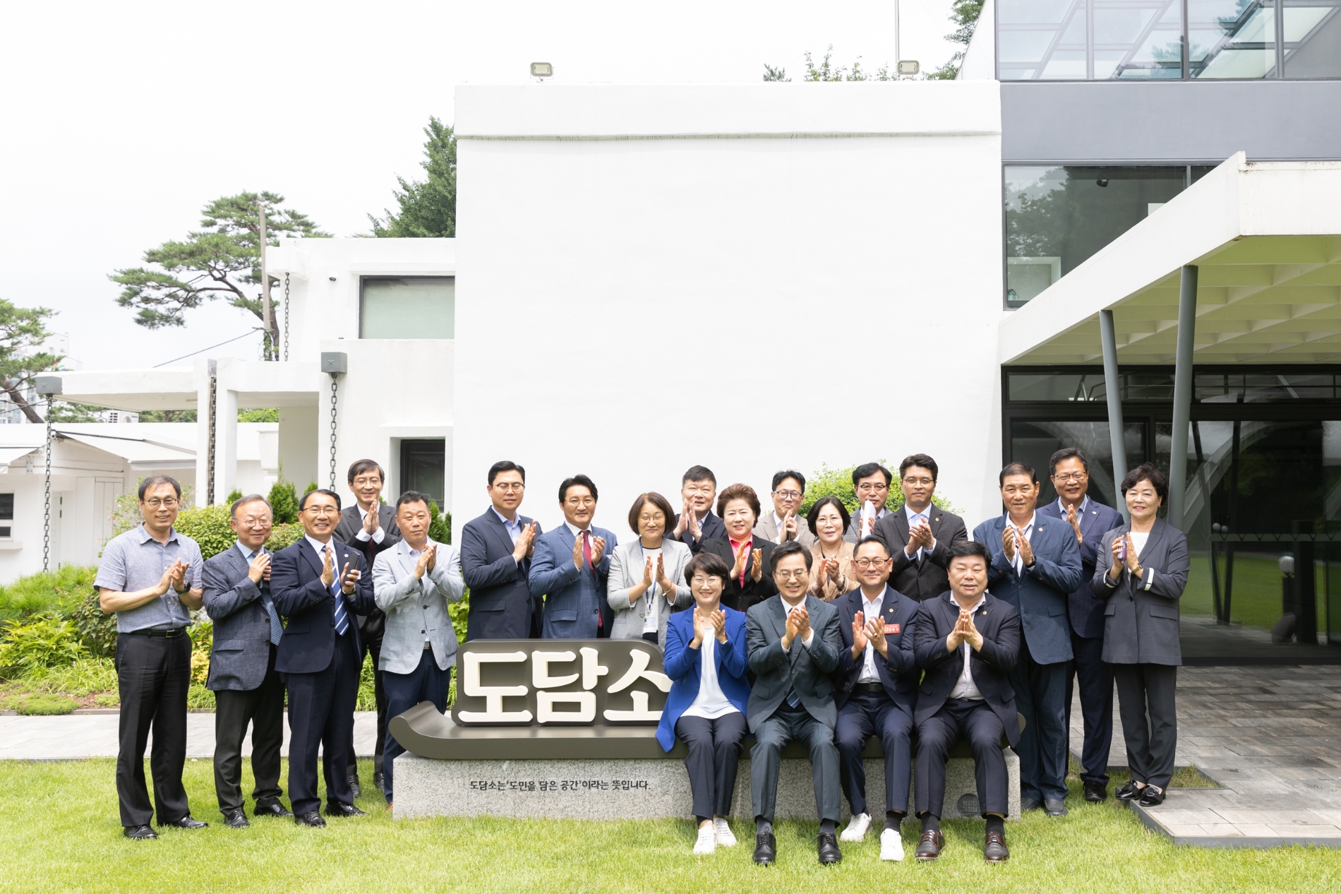 오찬 간담회 참석인사들이 기념촬영을 하고있다.