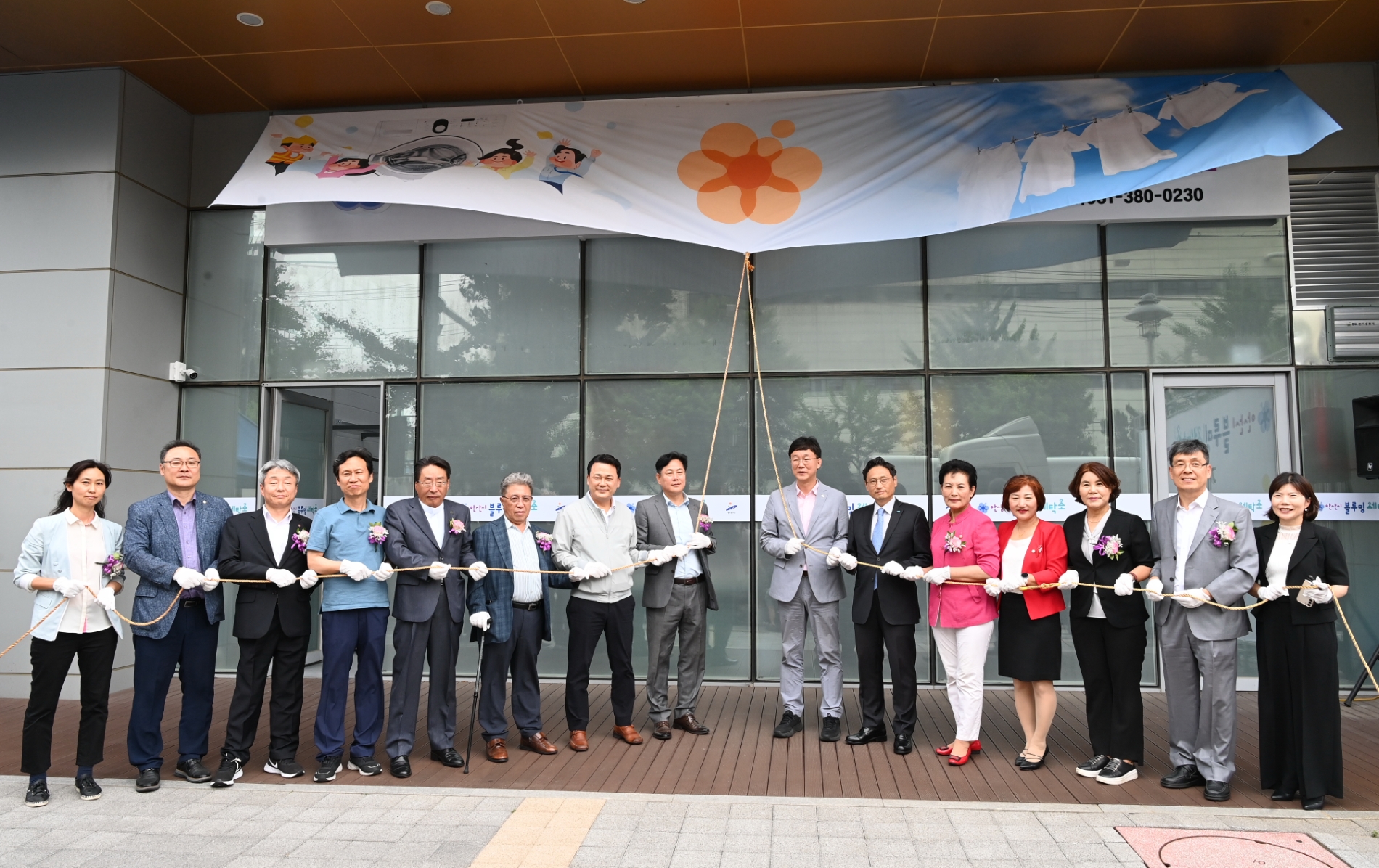 개소식 참석인사들이 기념촬영을 하고있다.
