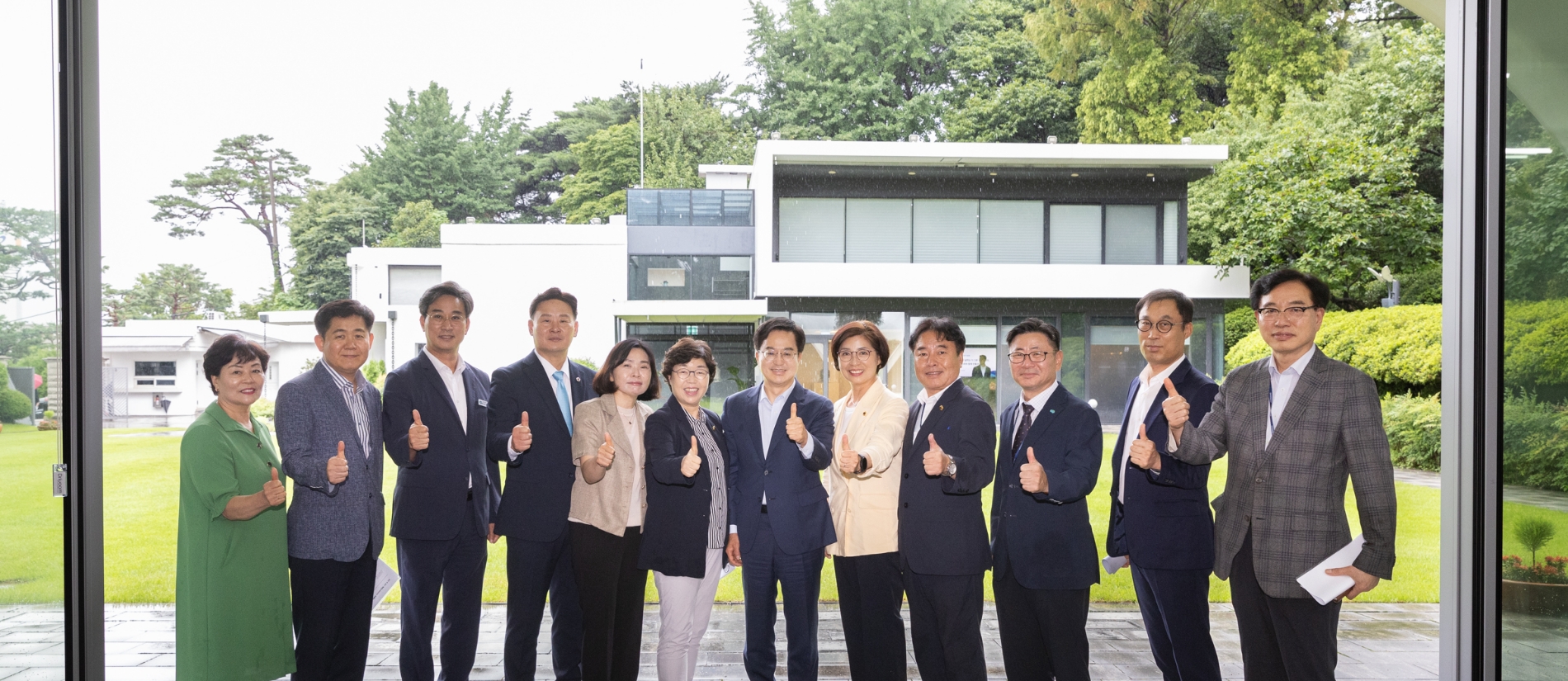 오찬 간담회 참석인사들이 기념촬영을 하고있다.