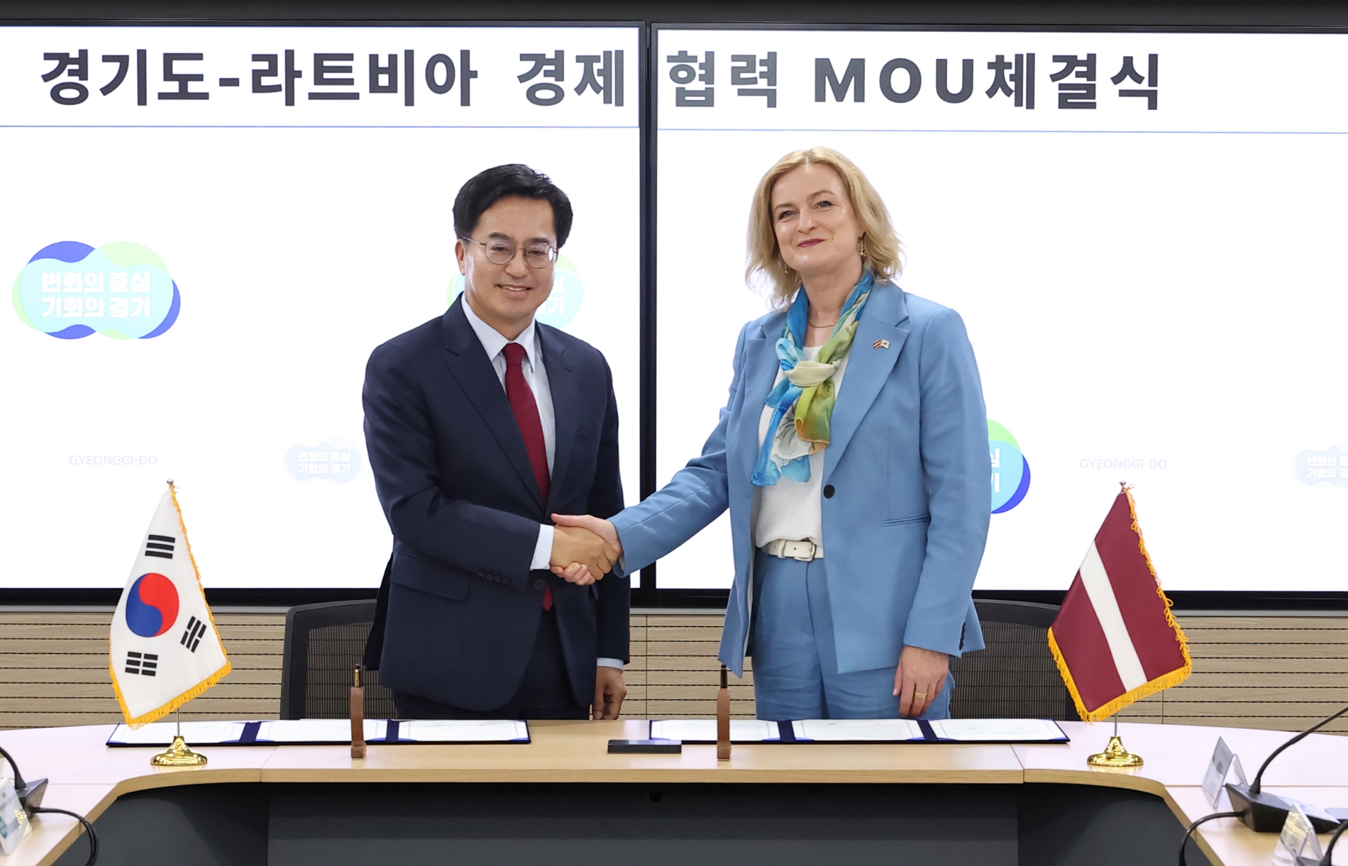 김동연 경기도지사와 일제 안드릭소네 라트비아 경제부장관이 MOU 체결식후 악수를 하고있다.