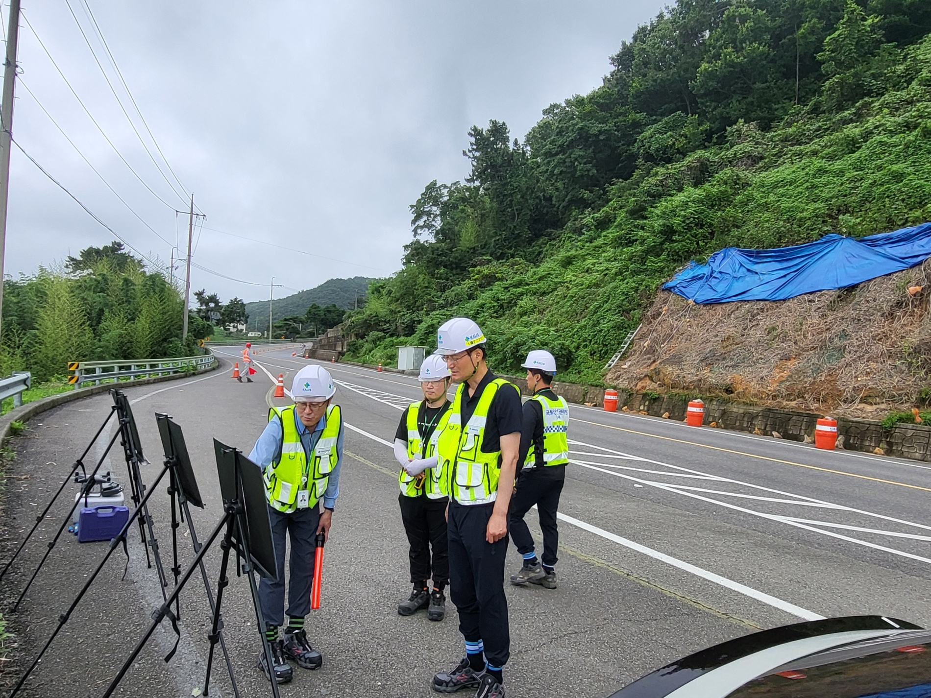김일환 원장이 송정리 국도 3호선 인근 비탈면 정밀조사 현장에 방문한 모습.(사진=국토안전관리원)