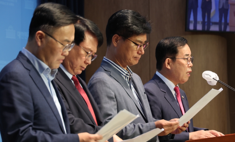 사진=연합뉴스 (국민의힘 국회 과학기술정보방송통신위원회 위원들이 지난 3일 국회 소통관에서 KBS의 지상파방송사업자 재허가 점수 미달 관련 기자회견을 하고 있다. 오른쪽부터 박성중 간사, 김영식 의원, 윤두현 의원, 홍석준 의원. 2023.7.3)