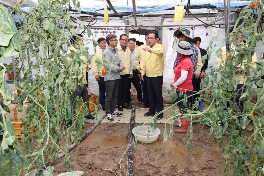 이성희 농협중앙회장은 17일 전북지역을 방문해 집중호우로 인한 피해상황을 점검하고 범농협 차원의 피해복구 대책을 밝혔다. 사진=농협중앙회
