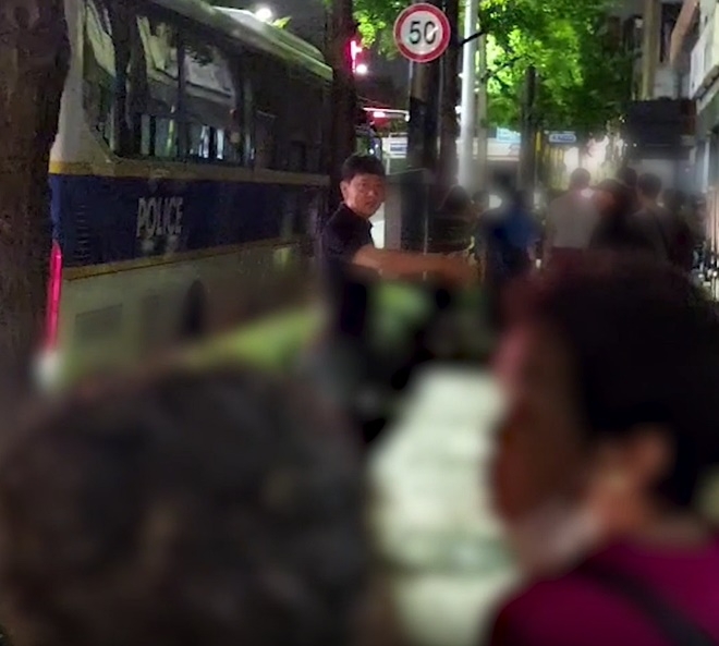 아파트 주민들을 기동대 버스로 안내하고 있다.(제공=부산경찰청)