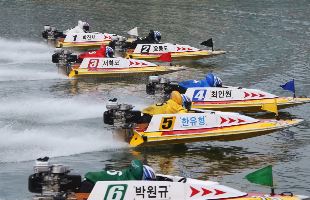 미사리경정장에서 선수들이 플라잉스타트로 경주를 시작하고 있다. (사진=국민체육진흥공단)