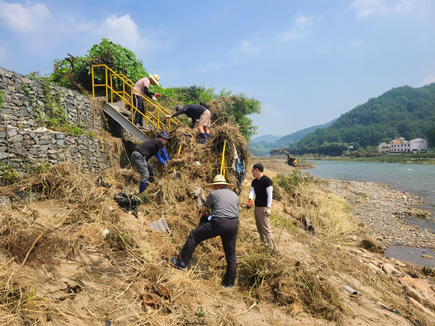 LH충북지사 수해복구 봉사 모습.(사진=LH)