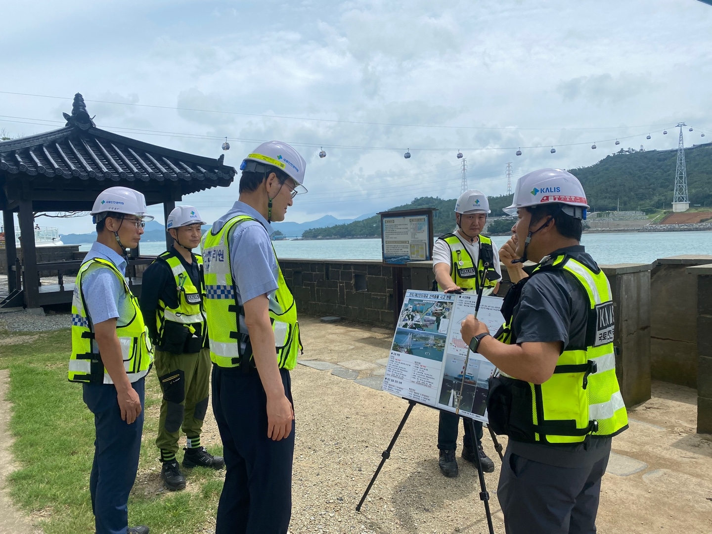 김일환 원장이 진도대교 현장에서 안전관리 실태 점검 전경. (사진=국토안전관리원)