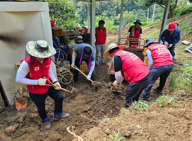 사진=정희용 의원실 (국민의힘 재해대책위원장 정희용 의원은 29일 봉사단과 함께 '영주시 봉현면 대촌2리 수해 현장'을 찾아 봉사 활동을 펼치고 있다. 2023.7.29)