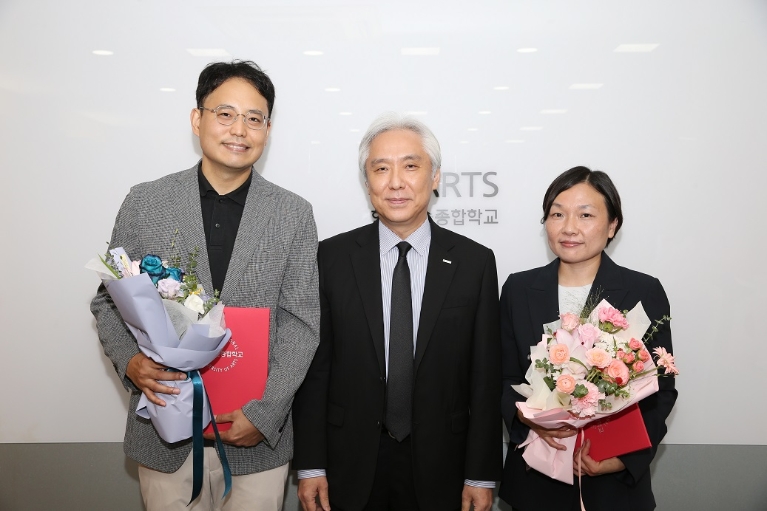 왼쪽부터 김연재(미술원 미술이론과 미술경영 전공) 교수, 김대진 총장, 강윤아(연극원 연기과 아동청소년극 전공) 교수. 사진=한예종
