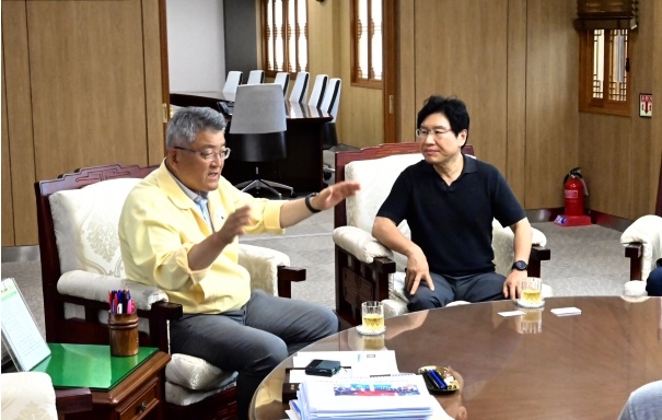 이황구 회장(오른쪽)이 김학동 예천군수(왼쪽)로부터 예천군 피해 상황 및 복구 노력에 대한 설명을 듣고 있다.(사진 제공= 한국공인노무사회)