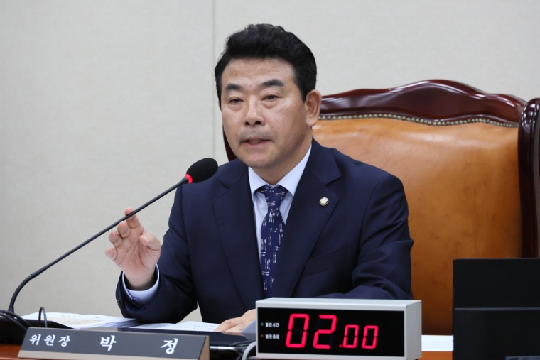 사진=연합뉴스 (국회에서 열린 환경노동위원회 전체회의에서 박정 위원장이 발언하고 있다. 2023.7.26)