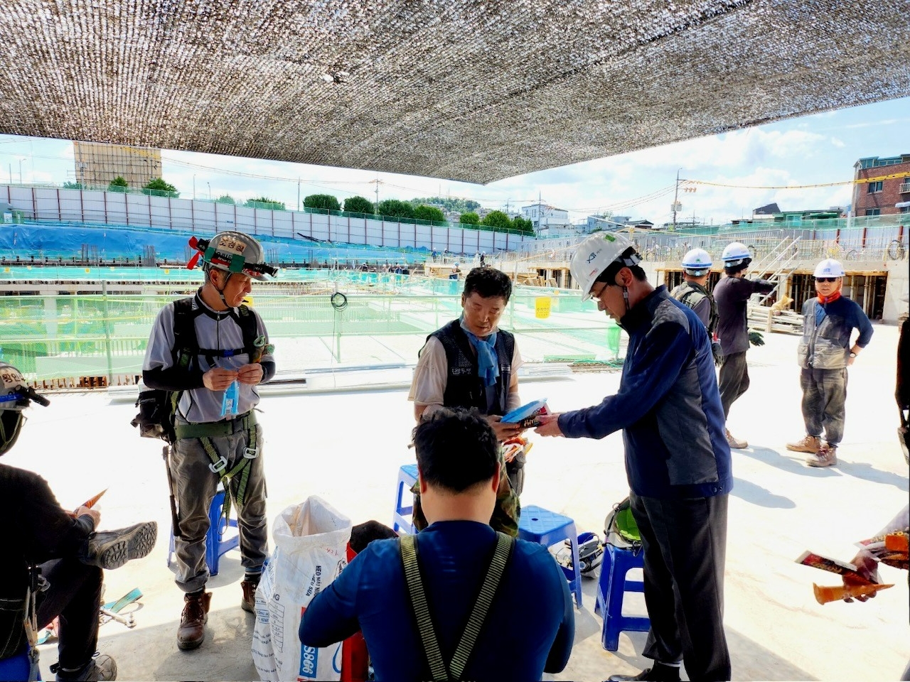 GS건설 우무현 최고안전책임자(CSO)가 지난 8일 장위자이 레디언트 현장에 방문해 근로자들에게 직접 빙과류를 제공하고 있다.(사진=GS건설)