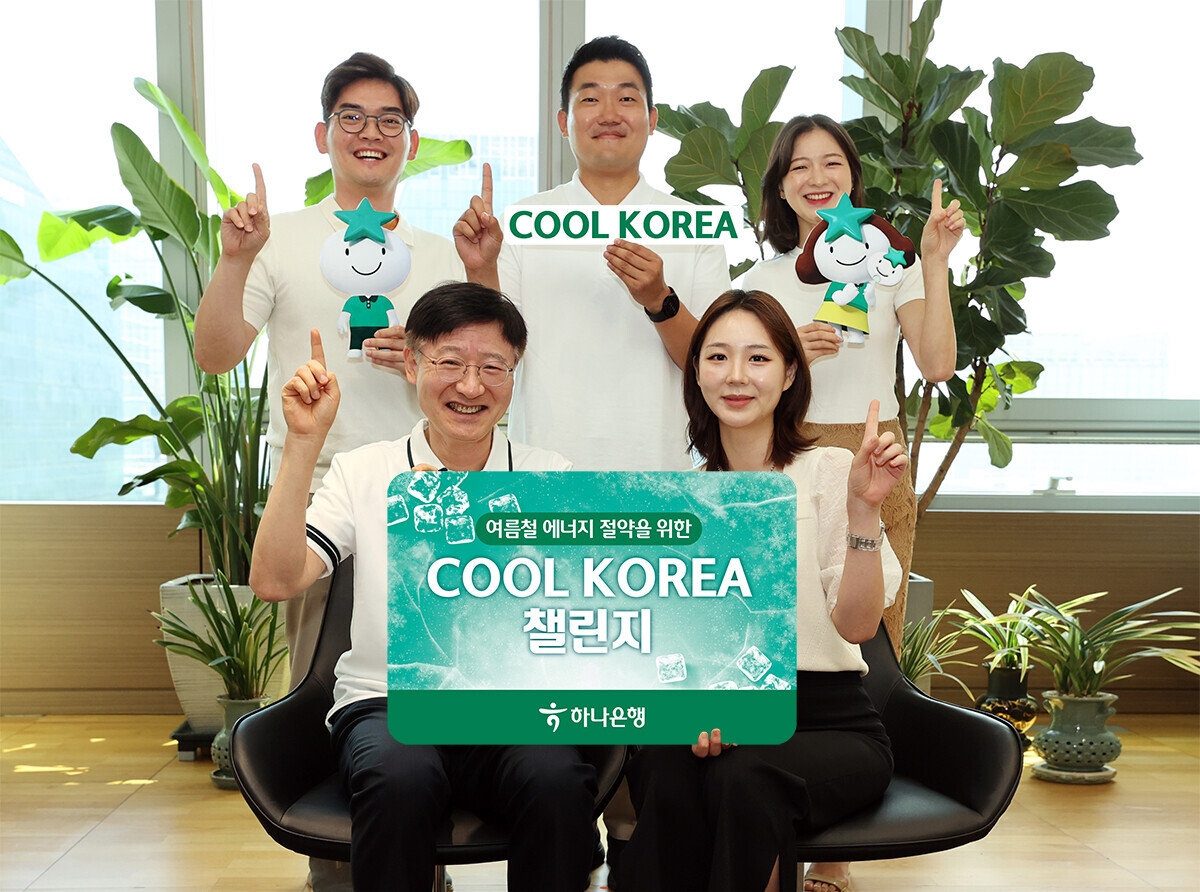 이승열 하나은행장(사진 앞줄 왼쪽)이 직원들과 함께 기념촬영을 하고 있다. 사진=하나은행