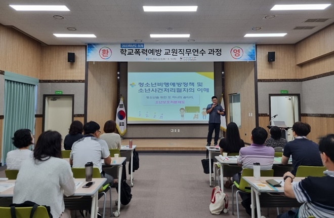 임춘덕 센터장이 강의를 하고 있다.(사진제공=광주청소년비행예방센터)