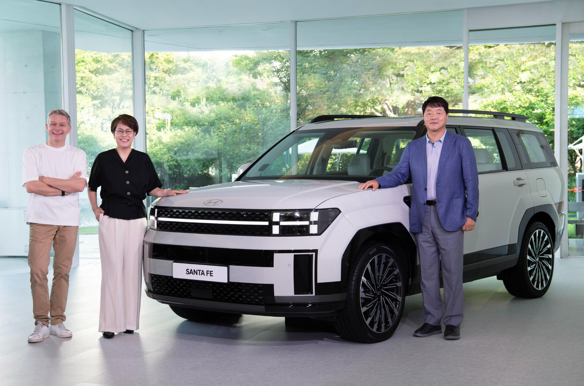 (오른쪽부터)현대차 아시아대권역장 유원하 부사장, 국내마케팅실장 김윤수 상무, 현대스타일담당 사이먼 로스비 상무가 신형 싼타페 미디어 프리뷰 행사장에서 기념 촬영을 하고 있는 모습.(사진=현대자동차)