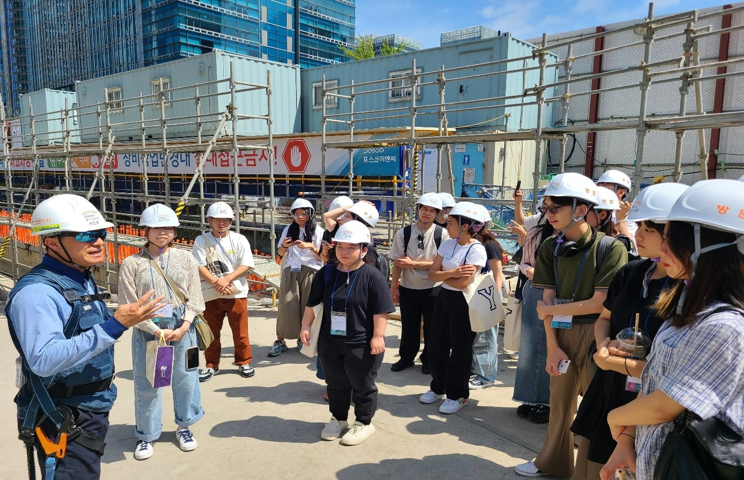 글로벌 도시혁신스쿨에 참여한 학생들이 포스코이앤씨 건설현장을 방문해 현장 안내를 받고 있다.(사진=포스코이앤씨)