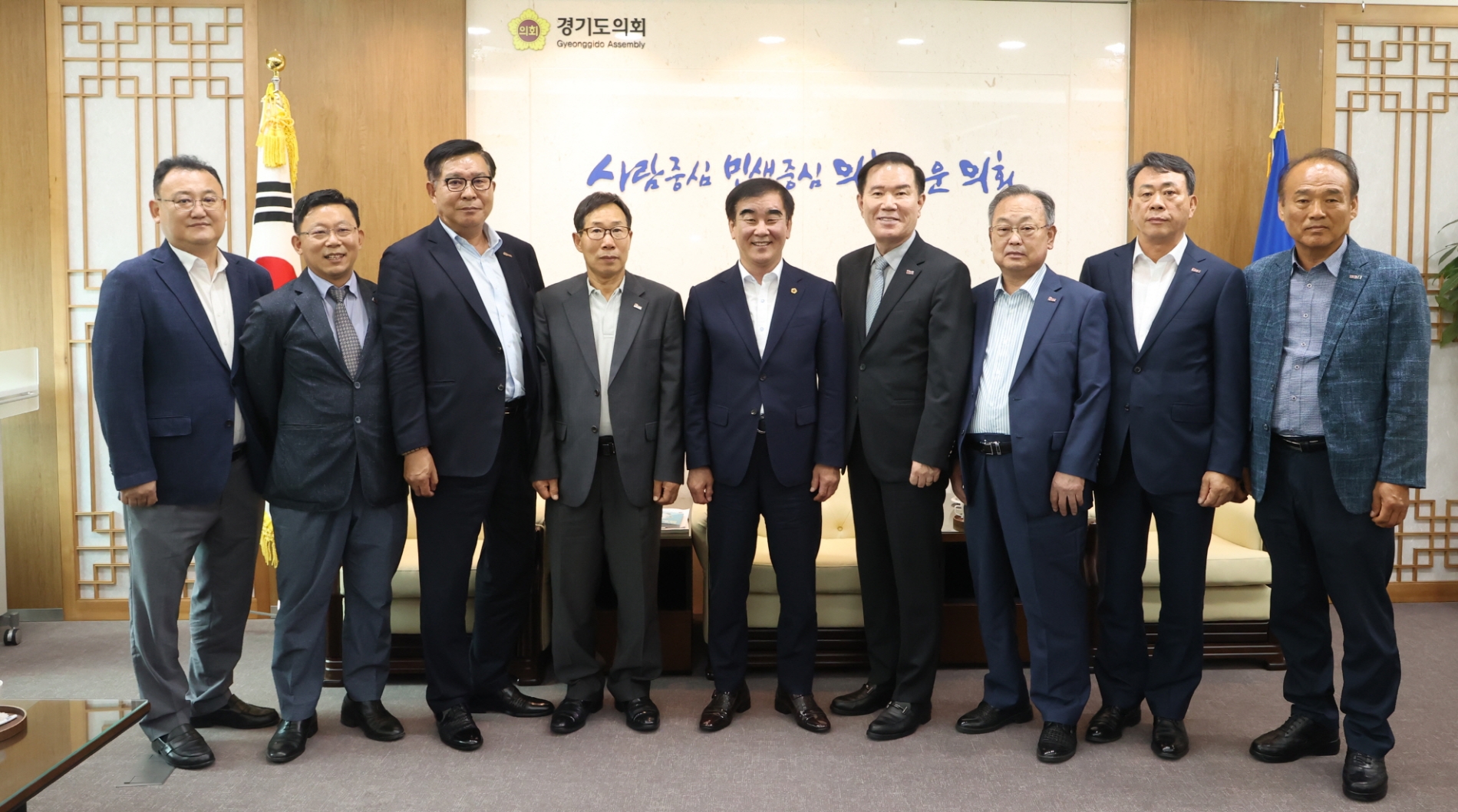 경기지역 중소기업인 간담회 후 기념촬영을 하고있다.